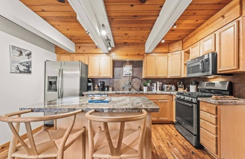 Tahoe Pines Cabin | Drifthaus | Firepit, Fireplace, Deck & BBQ!