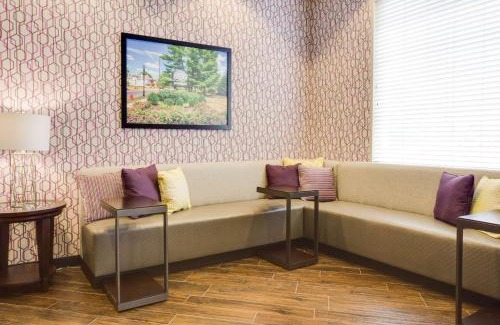 Franklin Hotel | Drury Inn & Suites Middletown Franklin