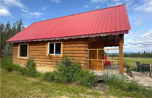 Whitehorse Cabin | Dry Log Cabin with Mountain Views