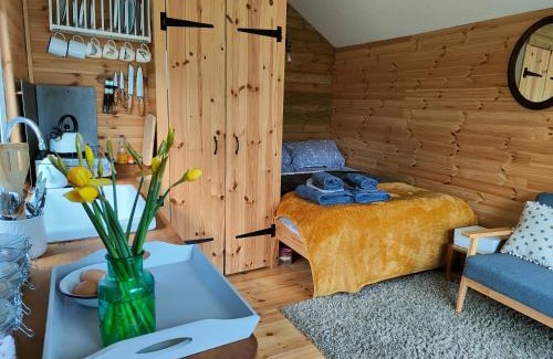 Llandeilo Other | Dryw bach glamping hut