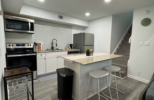 Dallas Apartment | DT Dallas 2BD LUXE Abode 5 Min from Love Field