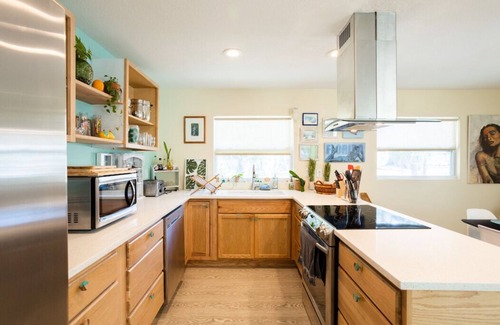 Gillespie Park House | DT home 10 min. drive from beach