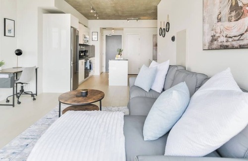 Connaught Condo | DT Views |King Bed |Mins to Saddledome |UG Parking
