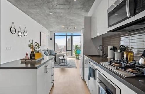 Connaught Condo | DT Views |King Bed |Mins to Saddledome |UG Parking