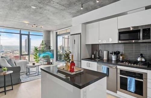 Connaught Condo | DT Views |King Bed |Mins to Saddledome |UG Parking