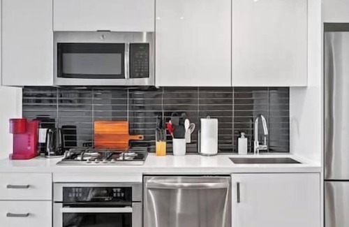 Connaught Apartment | DT Views |UG Park | Mins to Saddledome | Pool| Gym