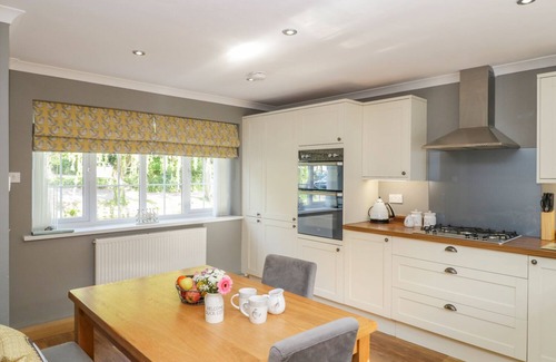 Weymouth Cottage | DUCK COTTAGE, pet friendly, with open fire in Sutton Poyntz