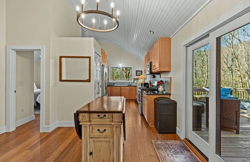 Highlands House | Duck's Nest - 3 BR Modern Retreat by the creek