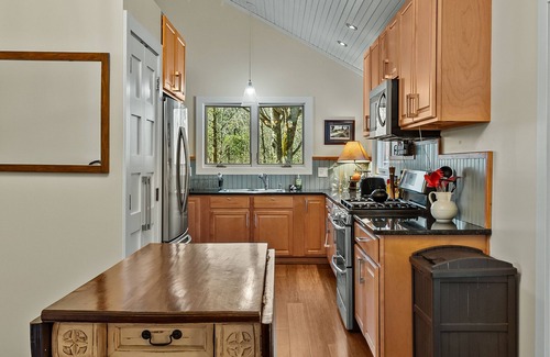 Highlands House | Duck's Nest - 3 BR Modern Retreat by the creek