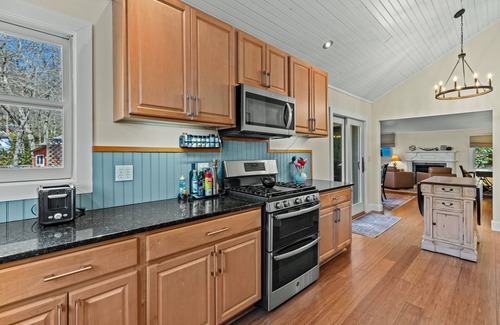 Highlands House | Duck's Nest - 3 BR Modern Retreat by the creek