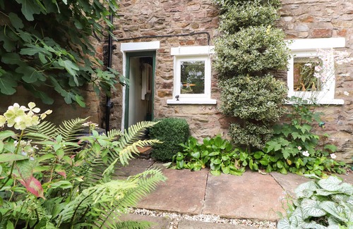 Hurst Green Cottage | DUCKDOWN, pet friendly, character holiday cottage in Hurst Green