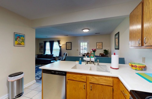 Georgetown House | Dude and Momo's <10 Mins to KY Horse Park!