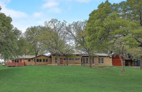 Austin House | Dunlap Oasis Spacious 5BR 12mi to DT Austin