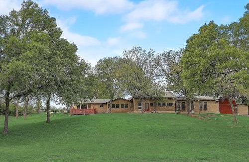 Austin House | Dunlap Oasis Spacious 5BR 12mi to DT Austin