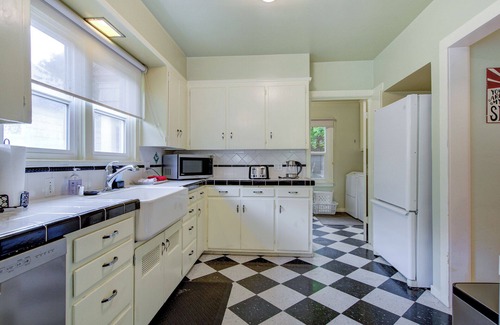 Dunsmuir House | Dunsmuir Adventure House ~ Spacious family getaway