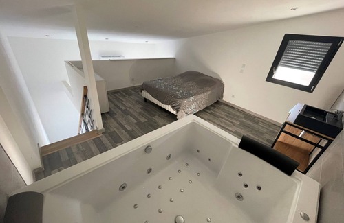 Camaret-sur-Aigues Cabin | DUPLEX APARTMENT WITH POOL