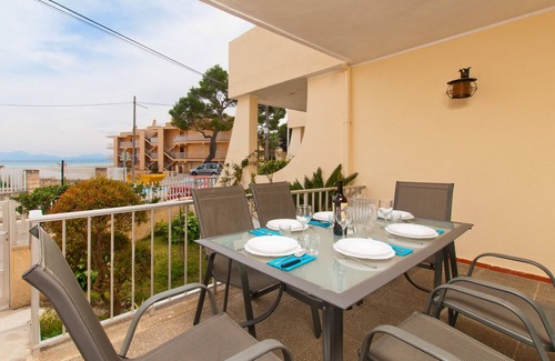 Alcudia Ski Chalet | Duplex Apartment with WIFI, AC and garden in front of the beach, Port d'Alcudia.
