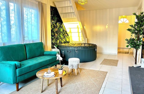Goussainville House | Duplex Avec Jacuzzi Proche Paris et Aéroport Roissy CDG Charles-de-gaulle