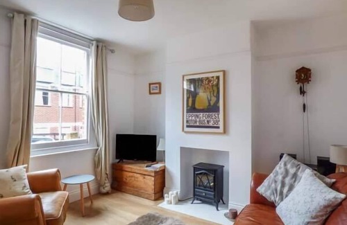 Colchester Cottage | DUTCH COTTAGE, pet friendly, with a garden in Colchester