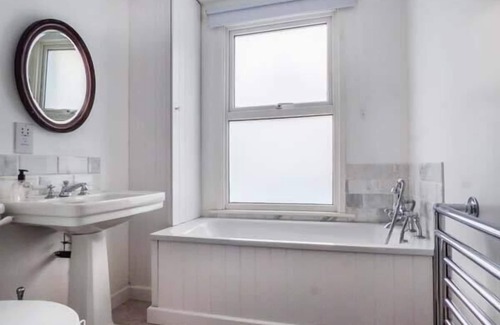 Colchester Cottage | DUTCH COTTAGE, pet friendly, with a garden in Colchester
