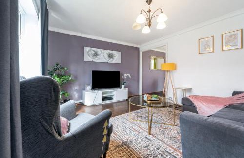 Hainault House | Dwellers Delight Living Ltd Serviced Accommodation, Chigwell, London 3 bedroom House, Upto 7 Guests, Free Wifi & Parking