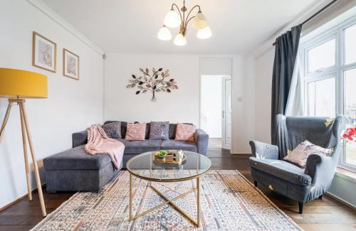 Hainault House | Dwellers Delight Living Ltd Serviced Accommodation, Chigwell, London 3 bedroom House, Upto 7 Guests, Free Wifi & Parking