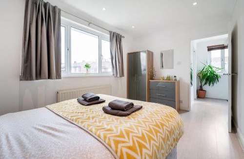 Hainault House | Dwellers Delight Living Ltd Serviced Accommodation, Chigwell, London 3 bedroom House, Upto 7 Guests, Free Wifi & Parking