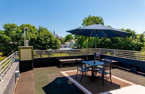 Old North End House | Dwntwn w/Prvt Rooftop, Soaking Tub, EV Charger