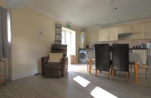 Llanybri House | Dylan's Court