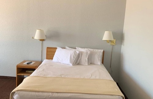 Downtown Phoenix Hotel | E-Z 8 Motel Phoenix Airporter