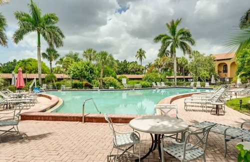 Naples Condo | E160 - 1 Queen Cottage