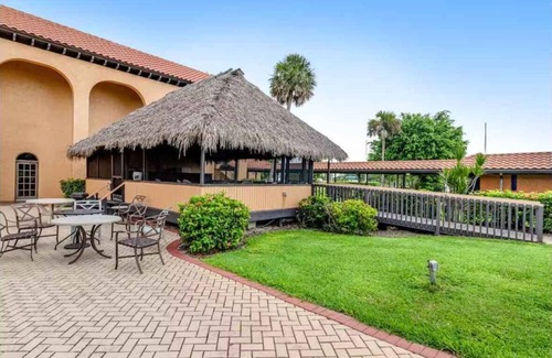 Naples Condo | E160 - 1 Queen Cottage