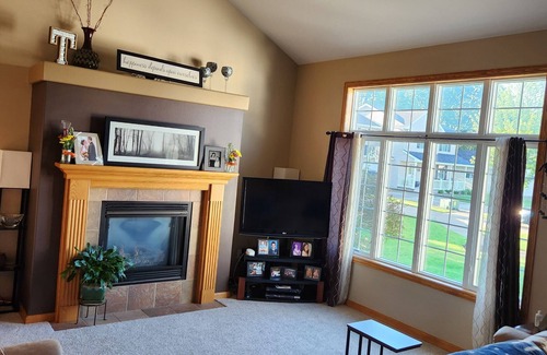 Oshkosh House | EAA private property rental! 5 min from EAA grounds