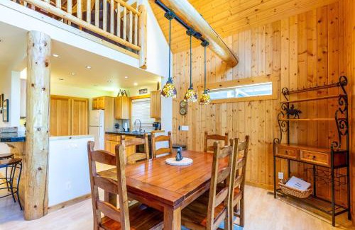 Redmond Ski Chalet | Eagle Crest Chalet with HOT TUB and Cabin Vibes
