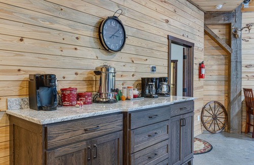 Huron Cabin | 'Eagle Crest Lodge' - Large Group Getaway!