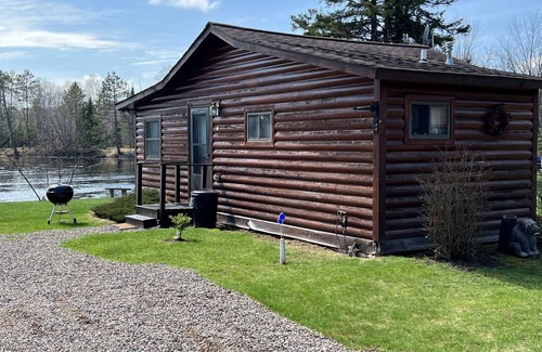 Winter Cabin | EAGLE LODGE - Cozy Cabin Overlooking the Beautiful E. Fork of the Chippewa River