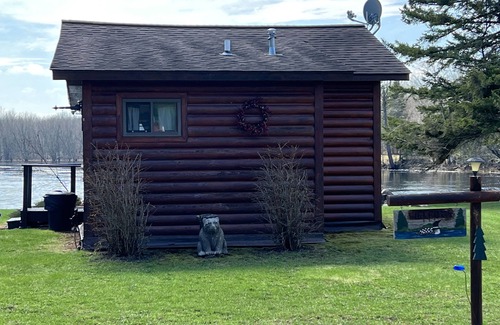 Winter Cabin | EAGLE LODGE - Cozy Cabin Overlooking the Beautiful E. Fork of the Chippewa River
