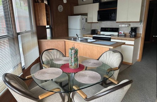 Eagle River House | Eagle River Oak Tree House - Charming 2-bedroom house - Sleeps 6