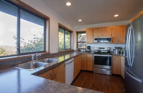 Tofino House | Eagle View House-Ocean Views I Hot Tub I Wood FP