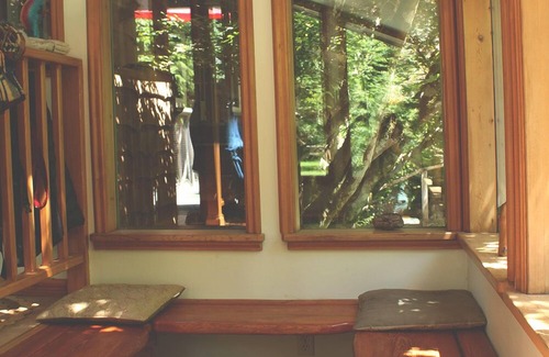 Shawnigan Lake House | Eaglenest Sanctuary - Rustic and Serene Riverfront Stay