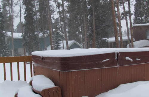 Weisshorn Apartment | Early Ski ONLY 350 night 2 BR 2 BA, Hot Tub, Deck, 1/2 Mi Town, parking!