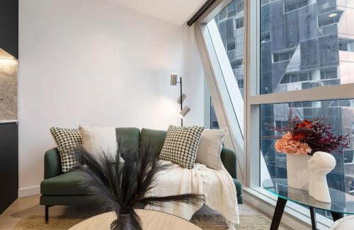 Melbourne Central Business District Apartment | Earthy Retreat in Melb's Shopping Hub with Views