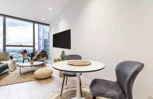 Melbourne Central Business District Apartment | Earthy Retreat in Melb's Shopping Hub with Views
