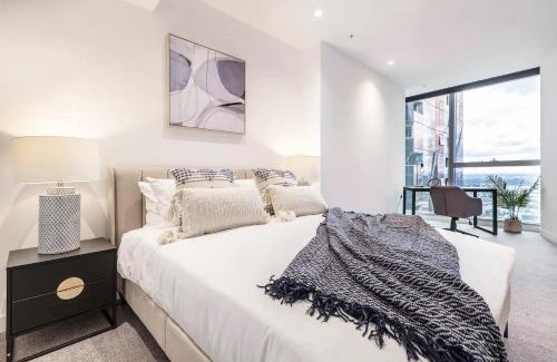 Melbourne Central Business District Apartment | Earthy Retreat in Melb's Shopping Hub with Views