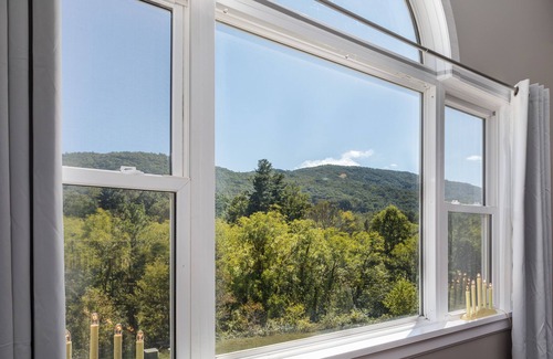 Skyland Apartment | East Asheville - HotTub - Views - Fire Pit - Parkway - Hiking - Pets - Wi-Fi