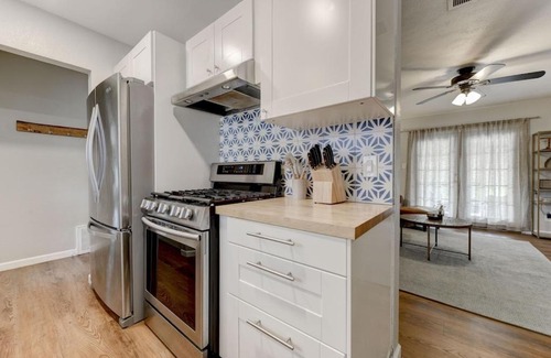 Pecan Springs Springdale House | East Austin 3BR 5 miles to downtown/UT stadium/Moody/SXSW. Large yard, pets Ok.