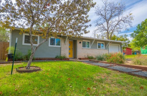 Pecan Springs Springdale House | East Austin 3BR 5 miles to downtown/UT stadium/Moody/SXSW. Large yard, pets Ok.
