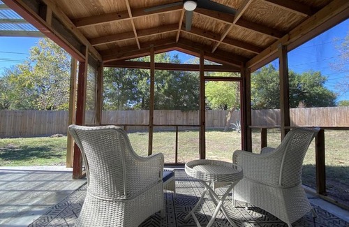 Pecan Springs Springdale House | East Austin 3BR 5 miles to downtown/UT stadium/Moody/SXSW. Large yard, pets Ok.