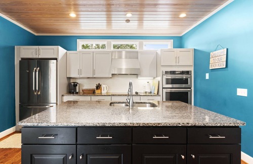 East Beach House | East Beach Family Retreat with large pool, sleeps 15