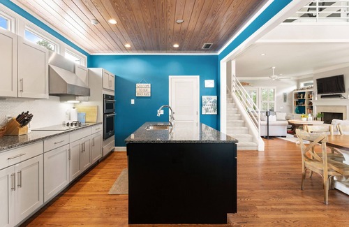 East Beach House | East Beach Family Retreat with large pool, sleeps 15